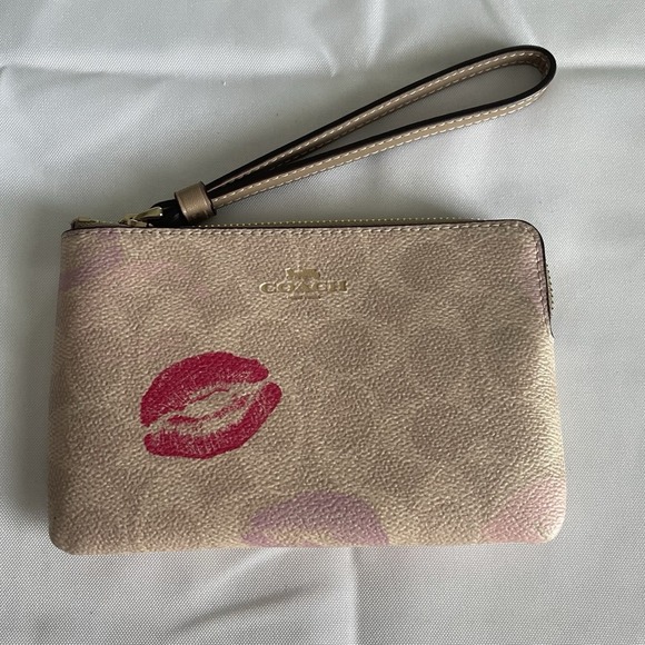 Coach Corner Zip Wallet Wristlet With Lips Kiss Pink Tan Signature NWT Sold Out - Picture 1 of 11